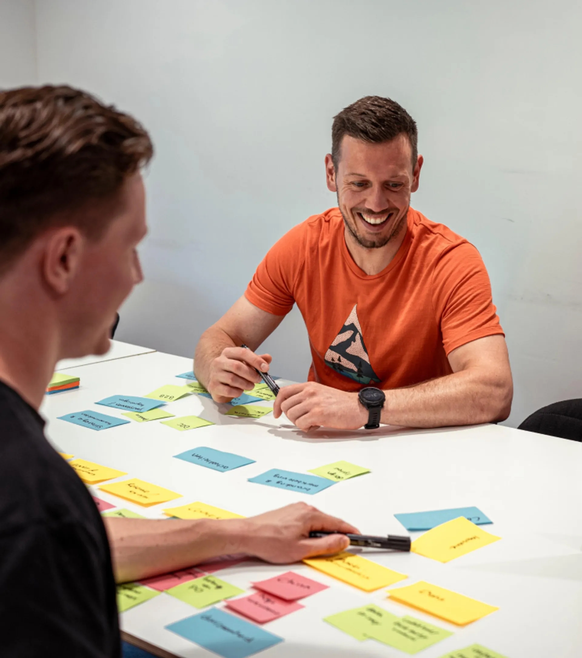 Mensen plakken post-its