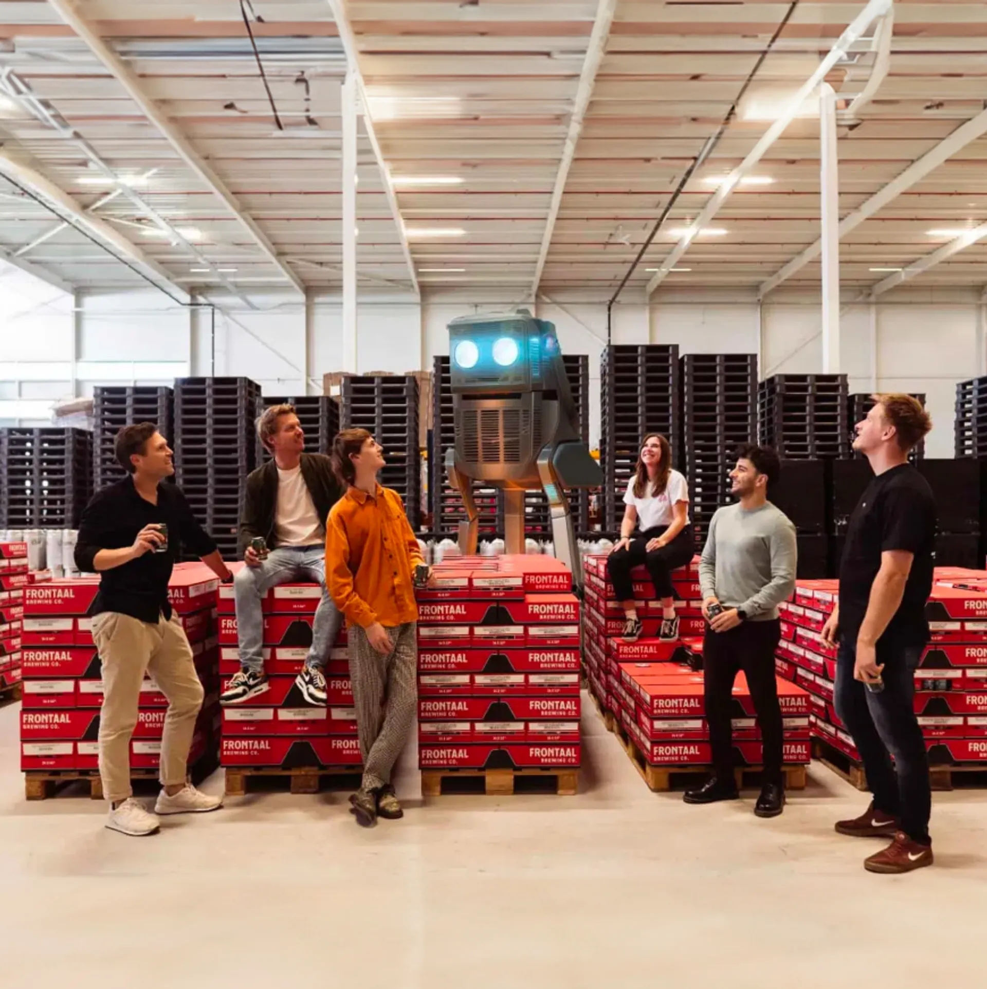 Rob, Sjoerd, Jascha, Guus, Samet, Roel & Frontaal's brewing-bot in the factory hall of Breda's microbrewery Frontaal.